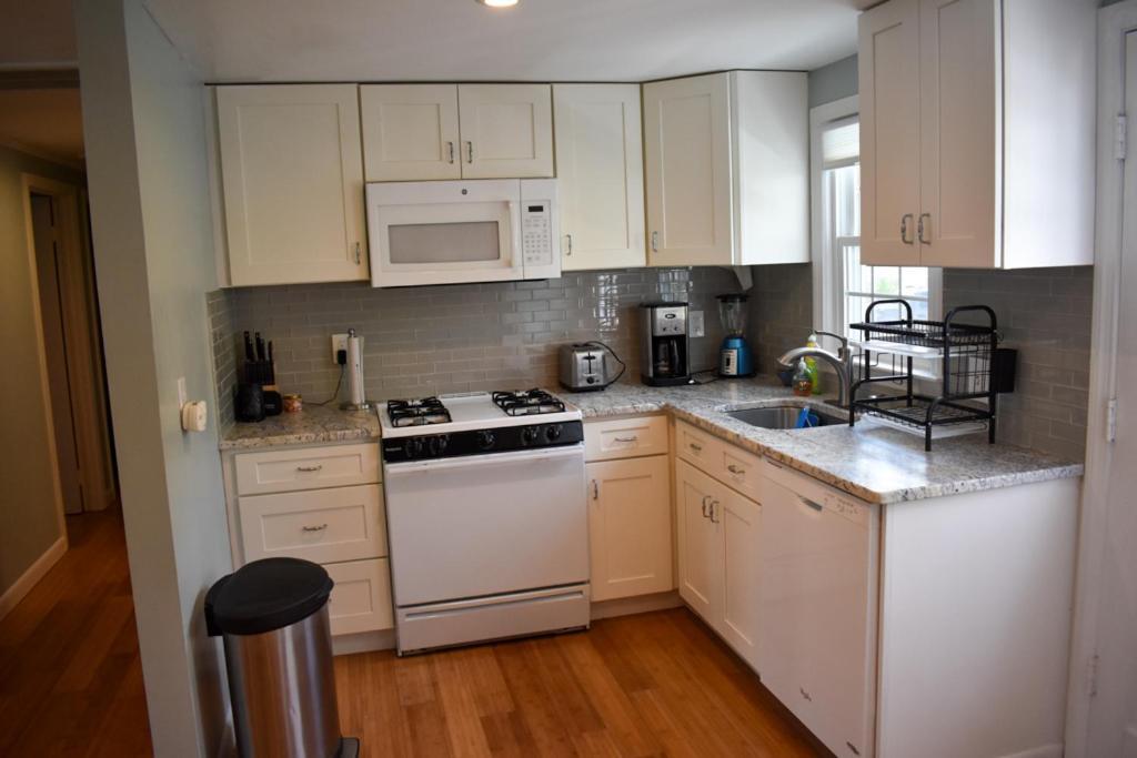 Seaside Serenity, Just A Block /0.1 Mile Away From The Beach Yarmouth Exterior photo